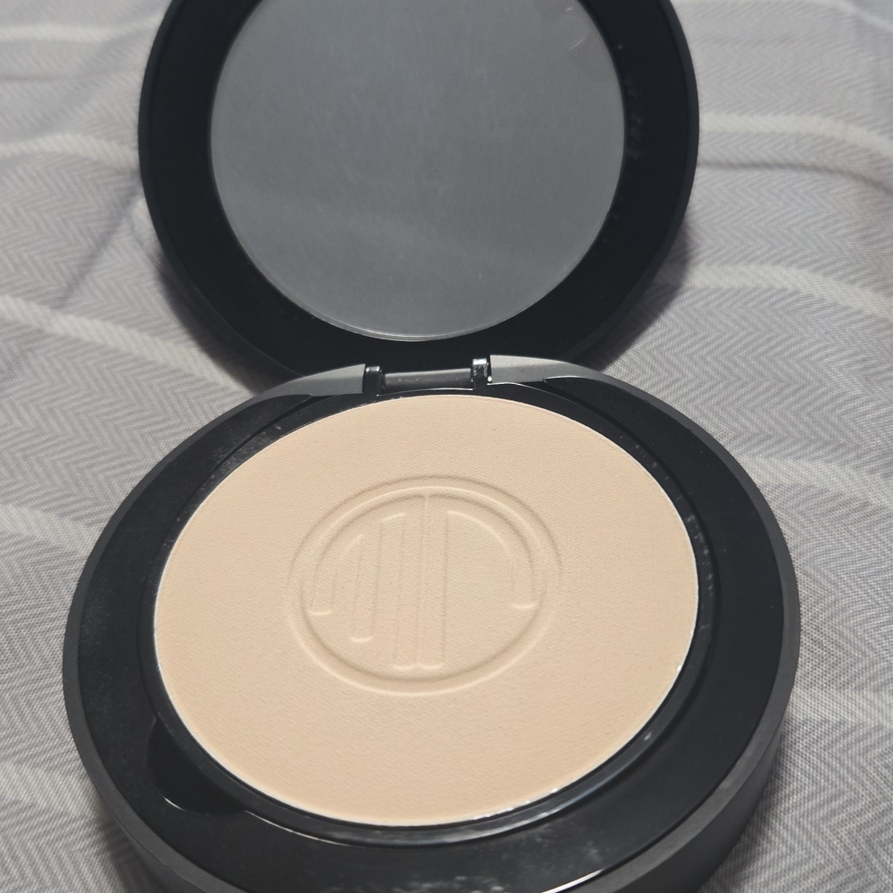 Merle Norman Soft focus finishing powderLight to medium